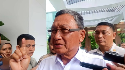Menteri Energi dan Sumber Daya Mineral (ESDM) Arifin Tasrif menjawab pertanyaan wartawan di Gedung Kementerian ESDM, Senin (15/1/2024). Foto: Ghinaa Rahmatika/kumparan