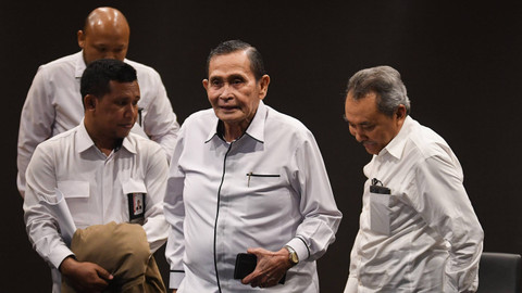 Ketua Dewan Pengawas (Dewas) KPK Tumpak Hatorangan Panggabean (kedua kanan) didampingi anggota Dewas KPK Syamsuddin Haris (kanan) dan staf beranjak usai menyampaikan paparan kinerja Dewas KPK sepanjang 2023 di Gedung C1 KPK, Jakarta, Senin (15/1). Foto: ANTARA FOTO/Aditya Pradana Putra