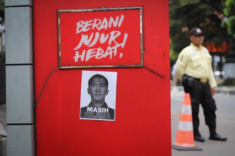 Poster Harun Masiku ditempel di depan Gedung KPK, Senin (15/1/2024). Foto: Iqbal Firdaus/kumparan
