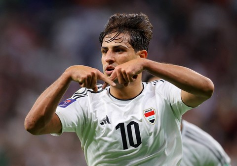 Mohanad Ali dari Irak melakukan selebrasi setelah mencetak gol pertama mereka saat pertandingan Piala Asia AFC Grup D di Stadion Ahmad bin Ali, Al Rayyan, Qatar. Foto: Ibraheem Al Omari/Reuters
