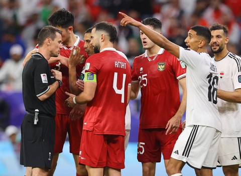 Jordi Amat dan pemain Indonesia berbicara dengan wasit Ilgiz Tantashev saat pertandingan Piala Asia AFC Grup D di Stadion Ahmad bin Ali, Al Rayyan, Qatar.   Foto: Ibraheem Al Omari/Reuters