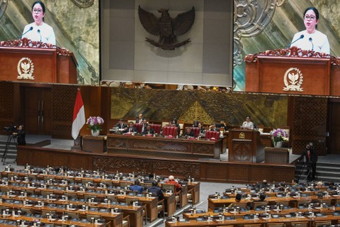 Ketua DPR Puan Maharani menyampaikan pidato dalam rapat paripurna pembukaan masa persidangan III tahun 2023-2024 di kompleks Parlemen, Senayan, Jakarta, Selasa (16/1/2024). Foto: Aditya Pradana Putra/ANTARA FOTO