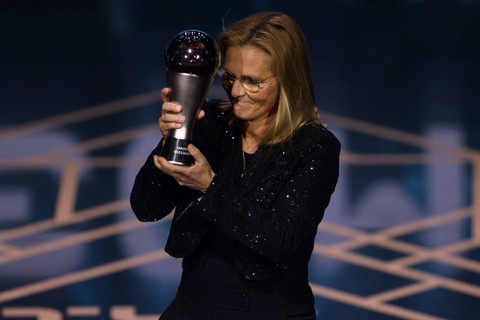 Pelatih Inggris Sarina Wiegman menerima penghargaan Pelatih Wanita Terbaik FIFA pada upacara Penghargaan Sepak Bola FIFA Terbaik 2023 di London pada 15 Januari 2024. Foto: Adrian Dennis/AFP