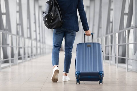 Ilustrasi koper di bandara. Foto: Prostock-studio/Shutterstock