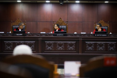Ketua Mahkamah Konstitusi (MK) Suhartoyo membacakan putusan uji formil aturan syarat usia capres dan cawapres di Ruang Sidang Pleno Mahkamah Konstitusi, Jakarta, Selasa (16/1/2024). Foto: Iqbal Firdaus/kumparan