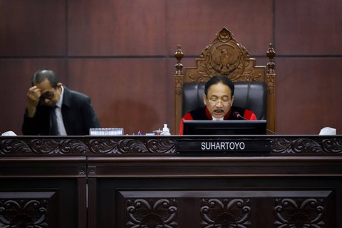 Ketua Mahkamah Konstitusi (MK) Suhartoyo membacakan putusan uji formil aturan syarat usia capres dan cawapres di Ruang Sidang Pleno Mahkamah Konstitusi, Jakarta, Selasa (16/1/2024). Foto: Iqbal Firdaus/kumparan