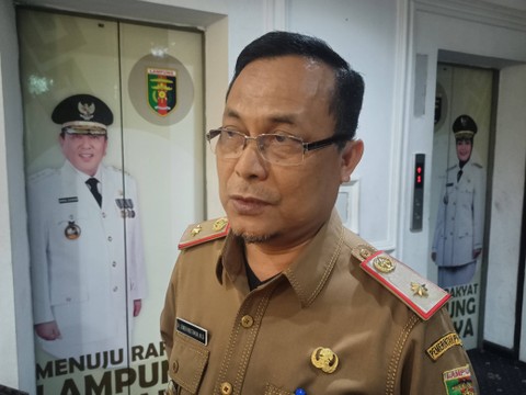 Asisten Bidang Administrasi Umum Pemprov Lampung, Senen Mustakim saat diwawancarai. | Foto : Galih Prihantoro/ Lampung Geh