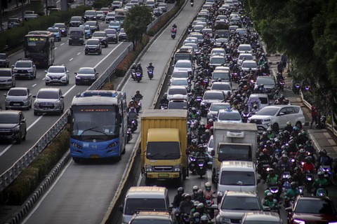 Bus Transjakarta di Halte Cikoko-St Cawang, Jakarta, Selasa (16/1/2024). Foto: Jamal Ramadhan/kumparan