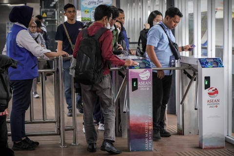 Penumpang Transjakarta di Halte Cikoko-St Cawang, Jakarta, Selasa (16/1/2024). Foto: Jamal Ramadhan/kumparan