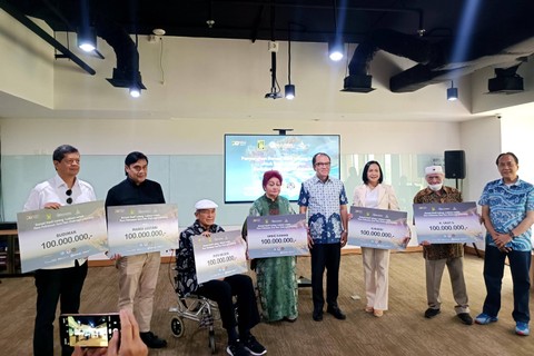 Tantowi Yahya serahkan hasil lelang lukisan kepada atlet dan seniman Indonesia, di kawasan Gambir, Jakarta Pusat, Selasa (16/1/2024).   Foto: Giovanni/kumparan