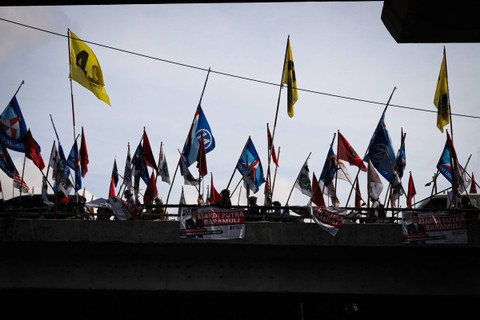 Sejumlah bendera partai politik (Parpol) terlihat terpasang di Jalan Layang MT Haryono, Cawang, Jakarta, Rabu (17/1). Foto: Iqbal Firdaus/kumparan