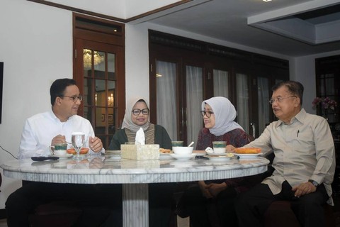 Capres 01, Anies Baswedan sarapan bersama Wakil Presiden ke-10 dan 12 RI, Jusuf Kalla (JK) dan istri masing-masing, di kediaman JK di Makassar, Sulawesi Selatan, Rabu (17/1). Foto: Dok. Istimewa