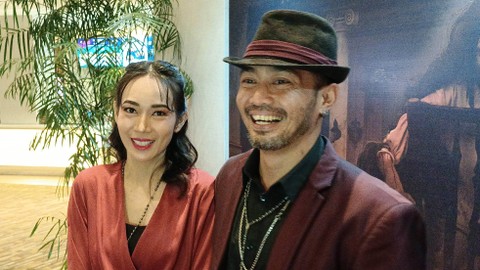 Yama Carlos dan Carina Ivola di Kawasan Kuningan, Jakarta Selatan. Foto: Aprilandika Pratama/kumparan