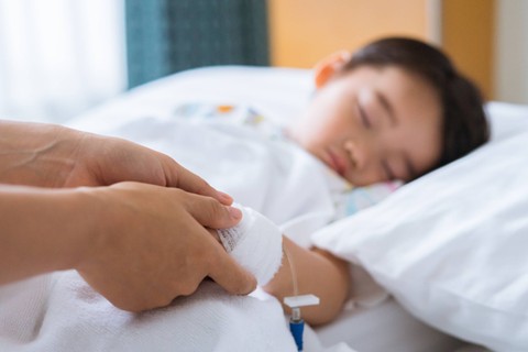 Ilustrasi anak diinfus. Foto: Eakphum/Shutterstock