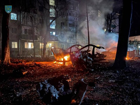 Kondisi usai serangan drone Rusia di sebuah bangunan tempat tinggal di Odesa, Ukraina pada Rabu (17/1/2024). Foto: Reuters