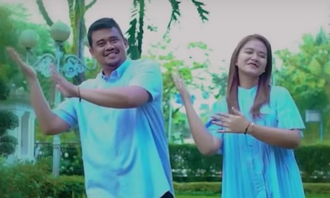 Kahiyang Ayu dan Bobby Nasution tampil di klip lagu Oke Gas, jingle paslon 02 Prabowo-Gibran. Foto: YouTube/Richard Jersey
