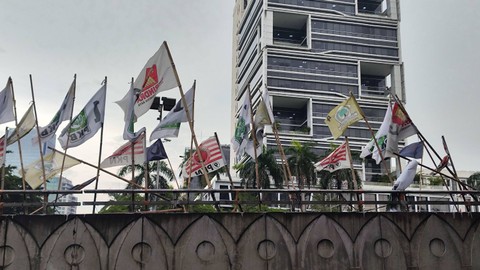 Bendera partai terpasang di Flyover Mampang, Jalan Gatot Subroto, Jakarta Selatan, Rabu (17/1). Foto: Jonathan Devin/kumparan