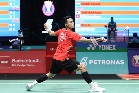 Jonatan Christie beraksi di babak 32 besar Malaysia Open 2024 yang digelar di Axiata Arena, Kuala Lumpur, Malaysia, pada 9 Januari 2024. Foto: PBSI