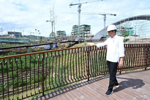 Presiden Jokowi di Sumbu Kebangsaan, ruang terbuka di kawasan inti pusat pemerintahan IKN, pada 17 Januari 2024. Foto: Kris/Biro Pers Sekretariat Presiden