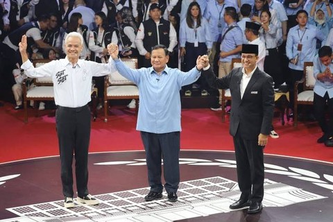 Ketiga capres foto bersama usai debat pertama Calon Presiden Pemilu 2024 di KPU RI, Jakarta, Selasa (12/12/2023). Foto: Iqbal Firdaus/kumparan
