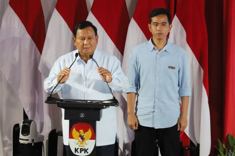 Paslon nomor urut 02 Prabowo Subianto dan Gibran Rakabuming Raka menyampaikan gagasannya pada acara Paku Integritas KPK di Gedung KPK, Jakarta, Rabu (17/1/2024). Foto: Iqbal Firdaus/kumparan