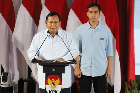 Paslon nomor urut 02 Prabowo Subianto dan Gibran Rakabuming Raka menyampaikan gagasannya pada acara Paku Integritas KPK di Gedung KPK, Jakarta, Rabu (17/1/2024). Foto: Iqbal Firdaus/kumparan