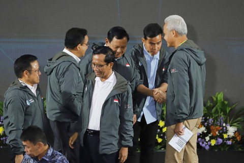 Capres nomor urut 01 Anies Baswedan berbincang dengan capres nomor urut 02 Prabowo Subianto dan capres nomor urut 03 Ganjar Pranowo usai acara Paku Integritas KPK di Gedung KPK, Jakarta, Rabu (17/1/2024). Foto: Iqbal Firdaus/kumparan