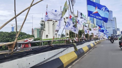 Bendera partai di kawasan Mampang, Jakarta Selatan, Kamis (18/1/2024). Foto: Jonathan Devin/kumparan
