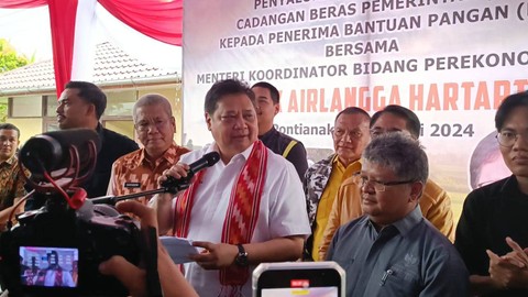 Menko Perekonomian Airlangga Hartarto menyalurkan bantuan pangan beras di Gudang Bulog, Kabupaten Kubu Raya, Kalimantan Barat, Kamis (18/1/2024). Foto: Fadlan Nuril Fahmi/kumparan