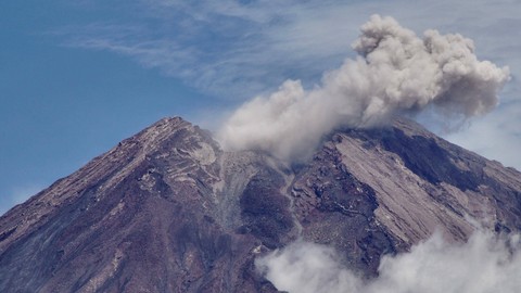 Asap vulkanis keluar dari kawah Gunung Semeru terlihat dari Desa Supiturang, Lumajang, Jawa Timur, Kamis (18/1/2024). Foto: Irfan Sumanjaya/Antara Foto