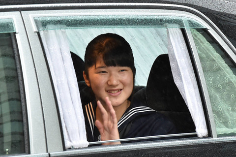 Kendaraan yang membawa Putri Aiko, anak tunggal Putra Mahkota Naruhito dan Putri Mahkota Masako, tiba di Istana Kekaisaran di Tokyo pada 30 April 2019. Foto: Kazuhiro Nogi/AFP