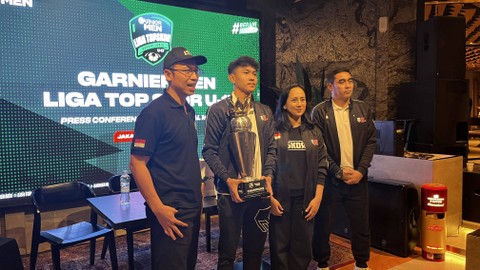 Direktur Liga TopSkor, Yusuf Kurniawan (kiri), dan mantan pemain Timnas Indonesia, Indriyanto Nugroho (kanan), dalam konferensi pers Liga TopSkor U-17 di Jakarta, Kamis (18/1). Foto: Jodi Hermawan/kumparan