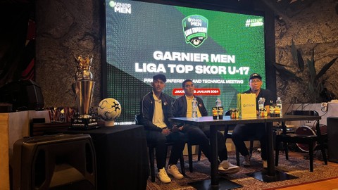 Direktur Liga TopSkor, Yusuf Kurniawan (kanan), dan mantan pemain Timnas Indonesia, Indriyanto Nugroho (tengah), dalam konferensi pers Liga TopSkor U-17 di Jakarta, Kamis (18/1). Foto: Jodi Hermawan/kumparan
