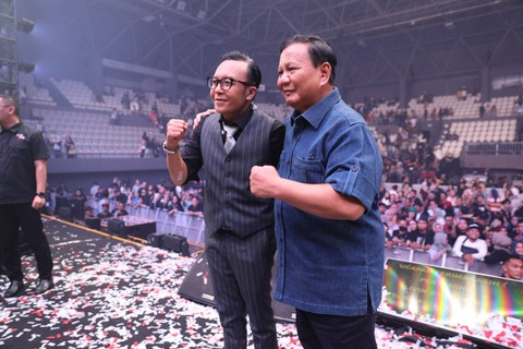 Prabowo Subianto beri kue ultah dan kejutan buat Ari Lasso. Foto: Dok. Istimewa