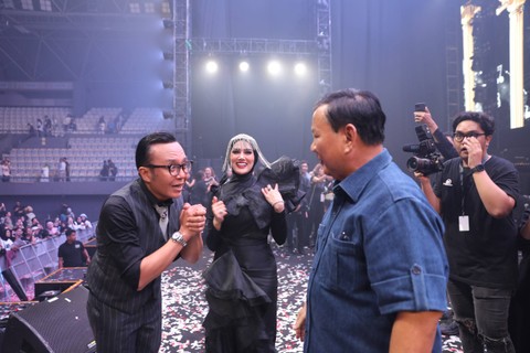 Prabowo Subianto beri kue ultah dan kejutan buat Ari Lasso. Foto: Dok. Istimewa