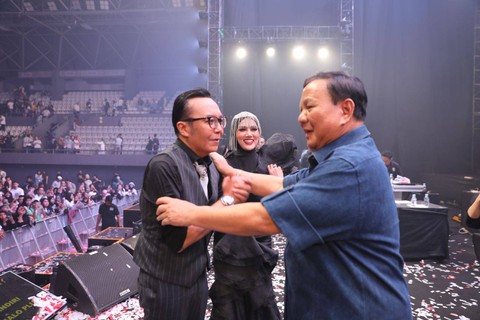 Prabowo Subianto beri kue ultah dan kejutan buat Ari Lasso. Foto: Dok. Istimewa