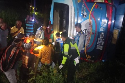 Bus Pratama Putra yang mengangkut rombongan SMAN 1 Sidoarjo mengalami kecelakaan di KM 577.600 A Tol Solo-Ngawi, Kamis (18/1/2024). Foto: PJR Polda Jatim