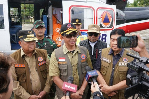 Kepala BNPB Letjen TNI Suharyanto mengunjungi warga terdampak banjir Riau, Jumat (19/1/2024). Foto: Dok. Humas BNPB