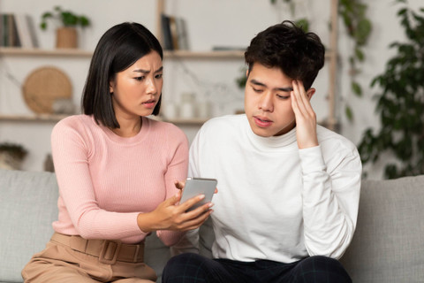 Ilustrasi pasangan selingkuh. Foto: Prostock-studio/Shutterstock