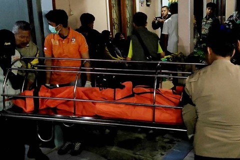 Polisi mengevakuasi jenazah mahasiswi, KRA (20) yang ditemukan di dalam kontrakan di Jalan Belacus Gang Haji Daud, Sukmajaya, Kota Depok, pada Kamis (18/1/2024). Foto: Dok. Istimewa