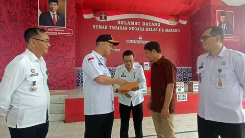 Kepala Kemenkumham Sulut, Ronald Lumbuun (memakai topi) bersama Ketua KPU Sulut, Kenly Poluan, saat melakukan pemetaan TPS lokasi khusus di Rutan Manado.