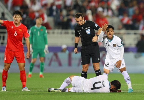 Jordi Amat mendapat perawatan saat laga Timnas Indonesia vs Vietnam dalam matchday kedua Grup D Piala Asia di Abdullah Bin Khalifa Stadium, Qatar, pada Jumat (19/1/2024). Foto: REUTERS/Ibraheem Al Omari