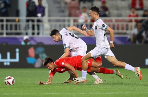 Sandy Walsh dan Ivar Jenner bahu-membahu saat laga Timnas Indonesia vs Vietnam dalam matchday kedua Grup D Piala Asia di Abdullah Bin Khalifa Stadium, Qatar, pada Jumat (19/1/2024). Foto: REUTERS/Ibraheem Al Omari