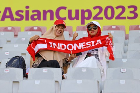 Suporter RI sebelum sepak mula laga Timnas Indonesia vs Vietnam dalam matchday kedua Grup D Piala Asia di Abdullah Bin Khalifa Stadium, Qatar, pada Jumat (19/1/2024). Foto: REUTERS/Ibraheem Al Omari