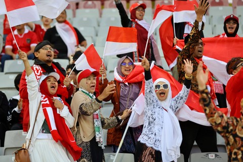 Suporter RI sebelum sepak mula laga Timnas Indonesia vs Vietnam dalam matchday kedua Grup D Piala Asia di Abdullah Bin Khalifa Stadium, Qatar, pada Jumat (19/1/2024). Foto: REUTERS/Ibraheem Al Omari
