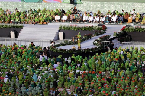 Ketum PP Muslimat Nahdlatul Ulama (NU), Khofifah Indar Parawansa, memberikan sambutan pada Harlah ke-78 Muslimat NU di Stadion Utama GBK Senayan, Jakarta, Sabtu (20/1/2024). Foto: Jamal Ramadhan/kumparan