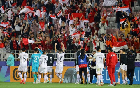 Para pemain berterima kasih kepada suporter usai laga Timnas Indonesia vs Vietnam dalam matchday kedua Grup D Piala Asia di Abdullah Bin Khalifa Stadium, Qatar, pada Jumat (19/1/2024). Foto: REUTERS/Ibraheem Al Omari