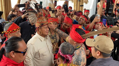 Capres Prabowo Subianto menghadiri acara Bahaupm Bide Bahana Tariu Borneo Bangkule Rajakng (TBBR) atau Silaturahmi Pasukan Merah di Rumah Adat Radakng, Kota Pontianak, Sabtu (20/1/2024). Foto: Zamachsyari/kumparan