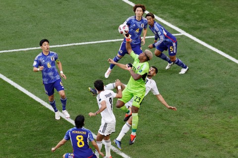 Zion Suzuki beraksi saat Timnas Jepang lawan Irak dalam laga Piala Asia di Education City Stadium, Al Rayyan, Qatar, Jumat (19/1/2024). Foto: Molly Darlington/REUTERS