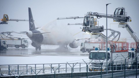 Bandara Frankfurt. Ferienjob berlangsung di musim dingin, akhir tahun. Foto: REUTERS/Timm Reichert